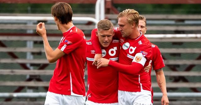 利球员在比 利球员在比